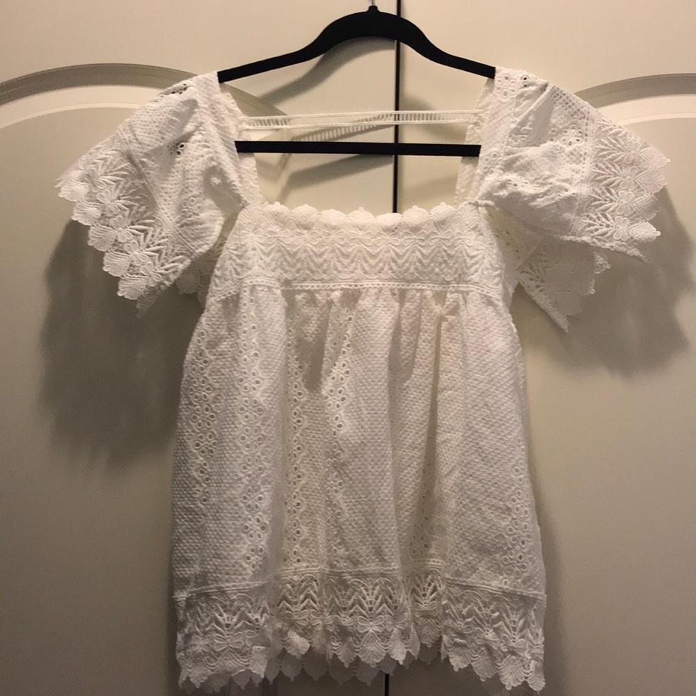 Entry white lace shirt with slit sleeves.